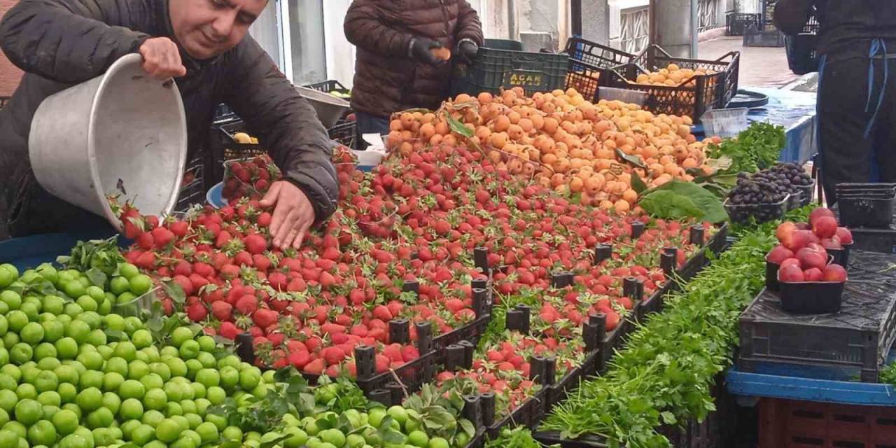 Aşırı Yağışlar Tezgahlardaki Meyve Ve Sebzeyi Etkiliyor
