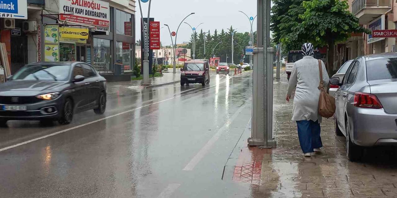 Yağmura Yakalanmak İstemeyen Vatandaşlar Hafta Sonunu Evde Geçiriyor