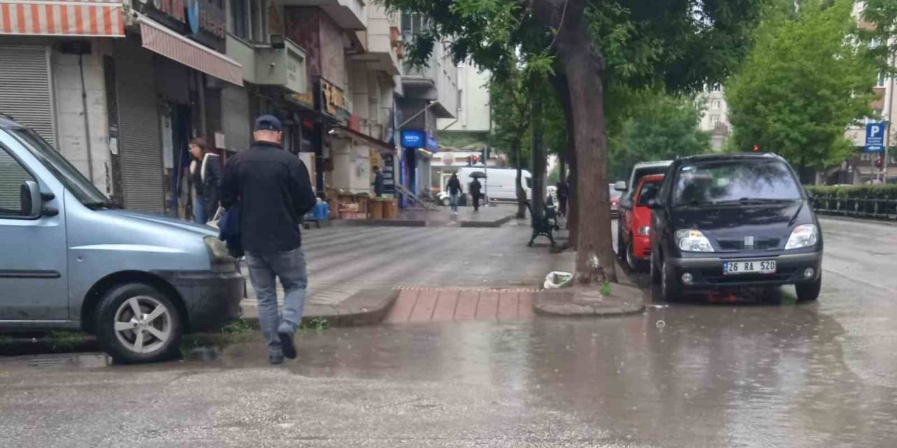 Engelli Rampasının Önündeki Su Birikintisi Vatandaşlara Zor Anlar Yaşattı