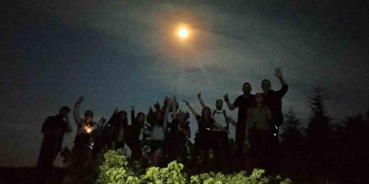 Dolunay Işığında Yürüyüp Çöp Topladılar