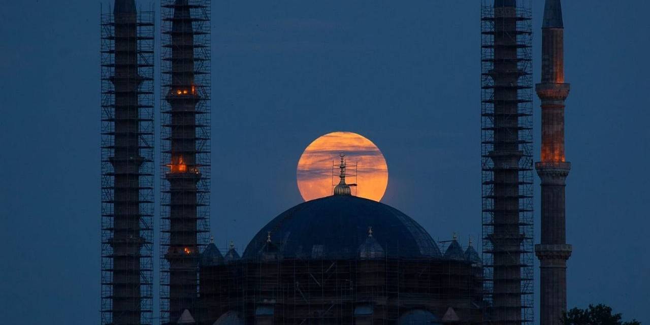 Selimiye’de Dolunay Manzarası Mest Etti