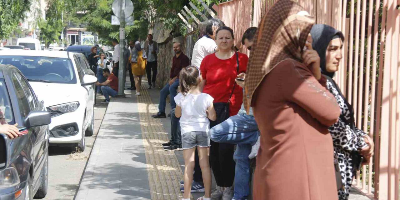Diyarbakır’da Öğrenciler İçeride Aileler Dışarıda Ter Döktü