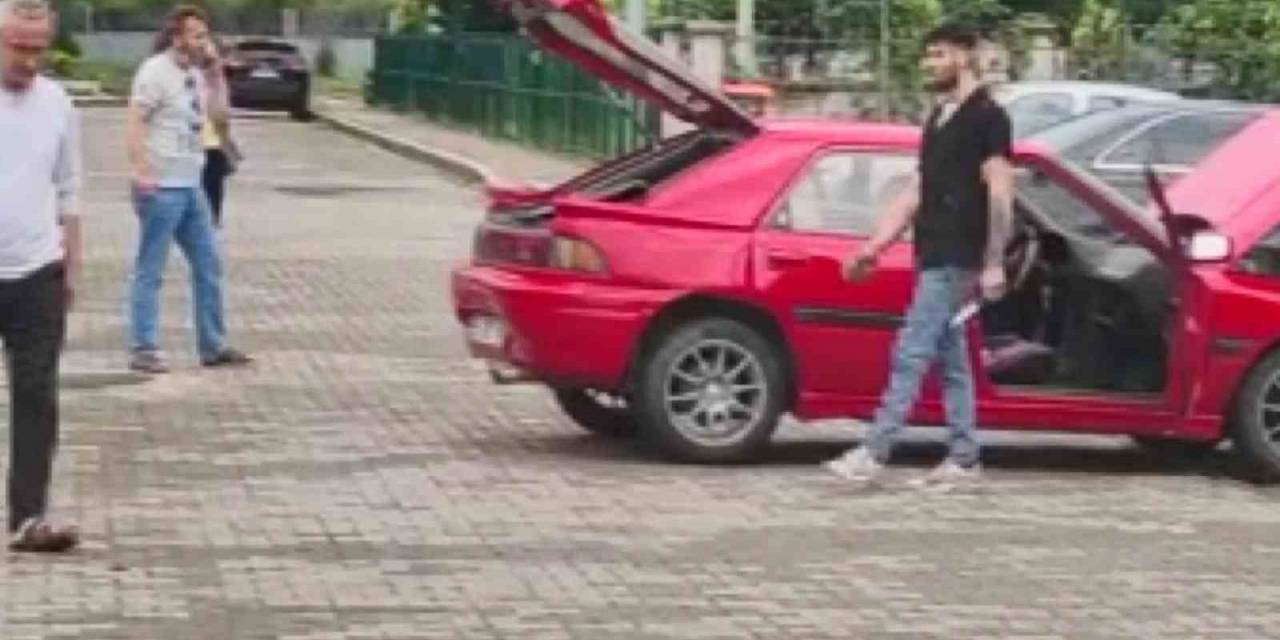 Bıçaklı Şahıs Önce Yanındaki Kadına Sonra Kendine Zarar Verdi