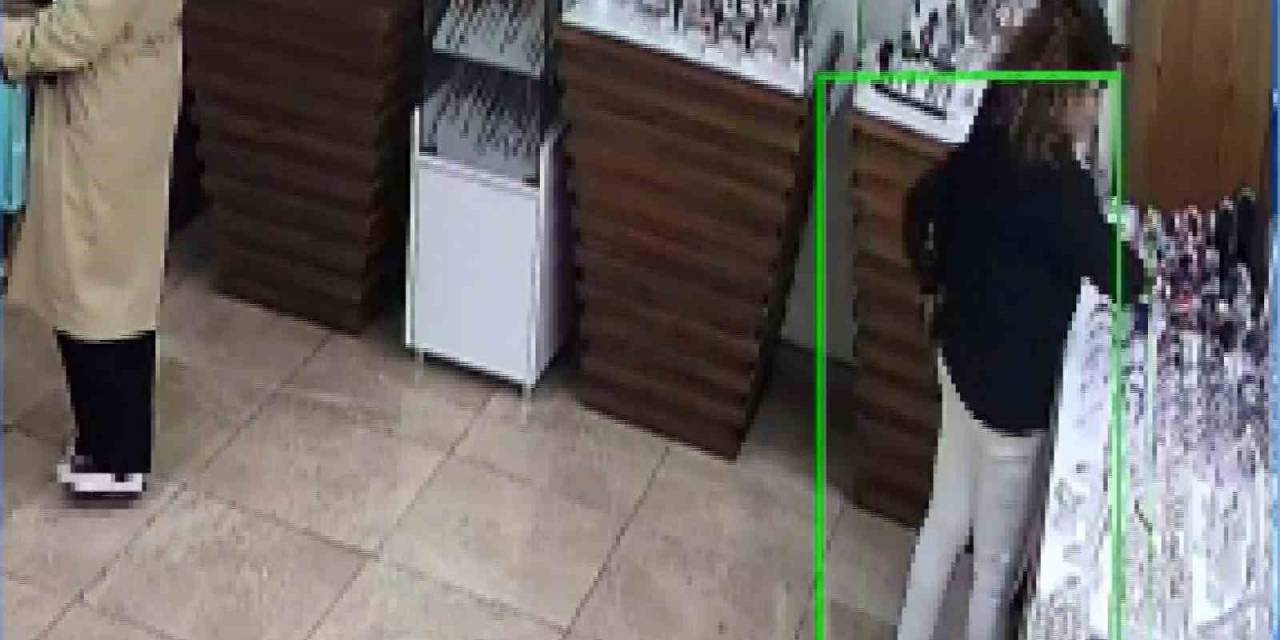 Güvenlik Kameralarına Baka Baka Kol Saatini Çaldı