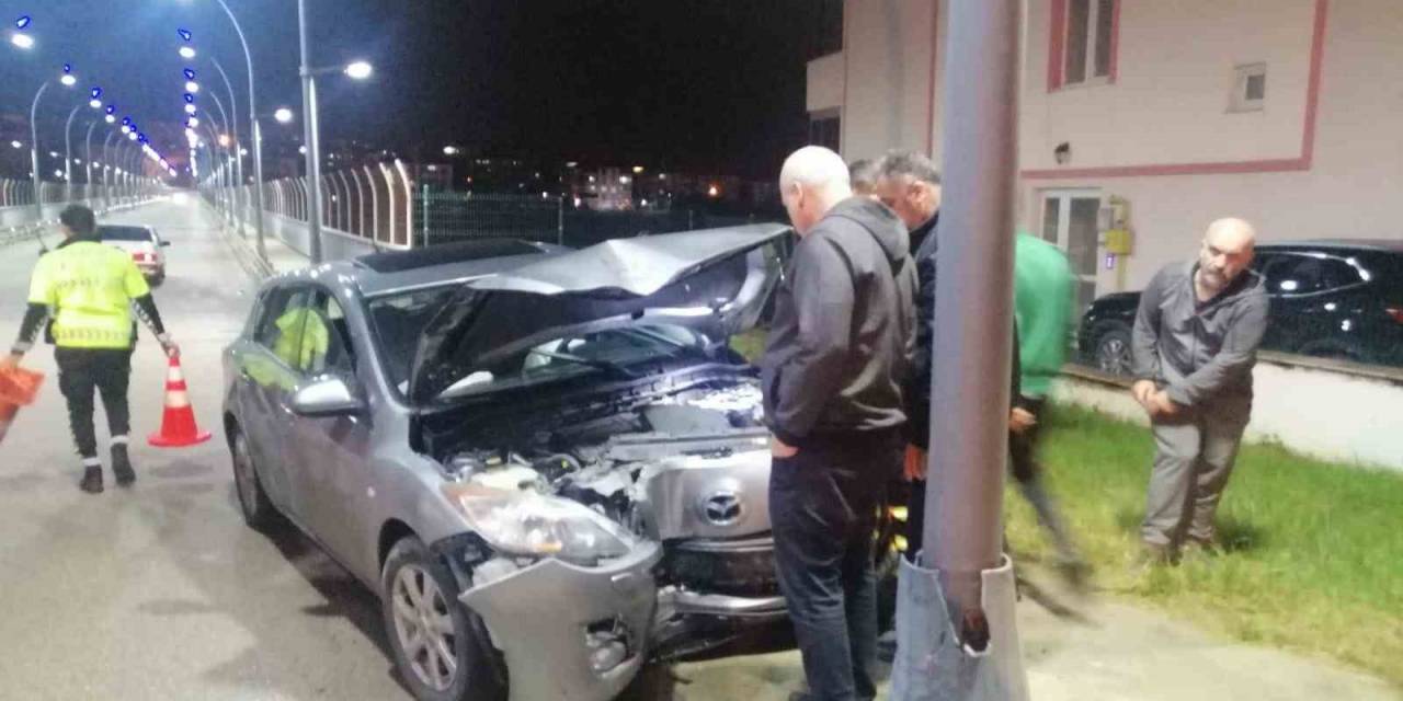 Otomobil Aydınlatma Direğine Çarptı: 1 Yaralı