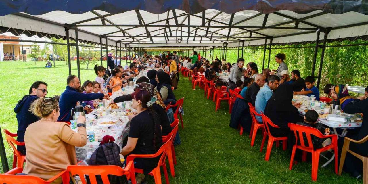 Vanlılar Dünya Kahvaltı Günü’nde Bir Araya Geldi