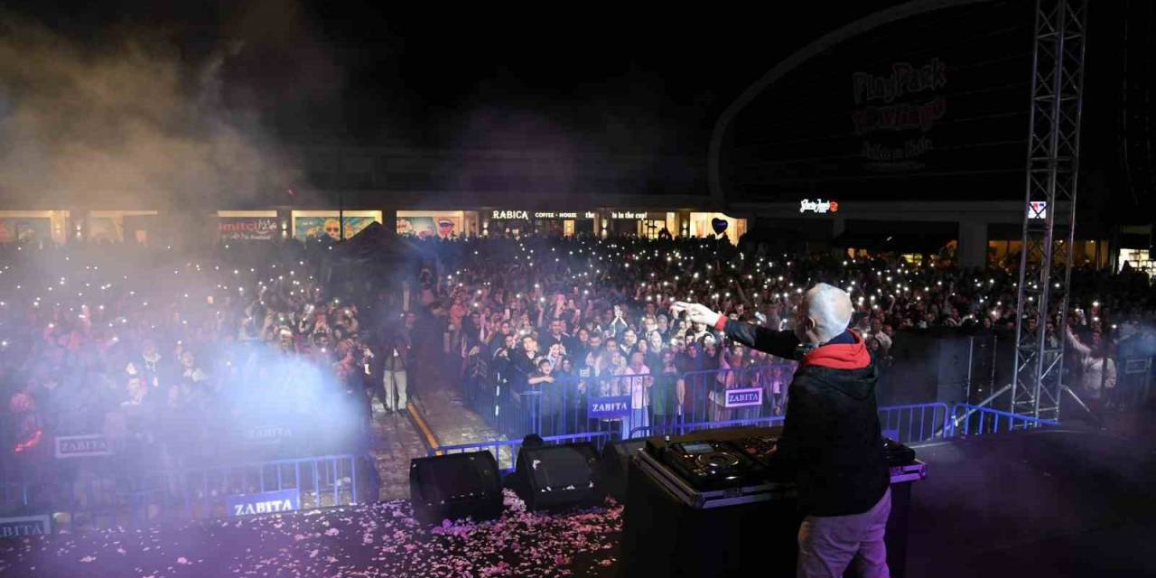 Dj Suat Ateşdağlı Ve Sanatçı Ekin Uzunlar Gül Festivalinde Ispartalılarla Buluştu