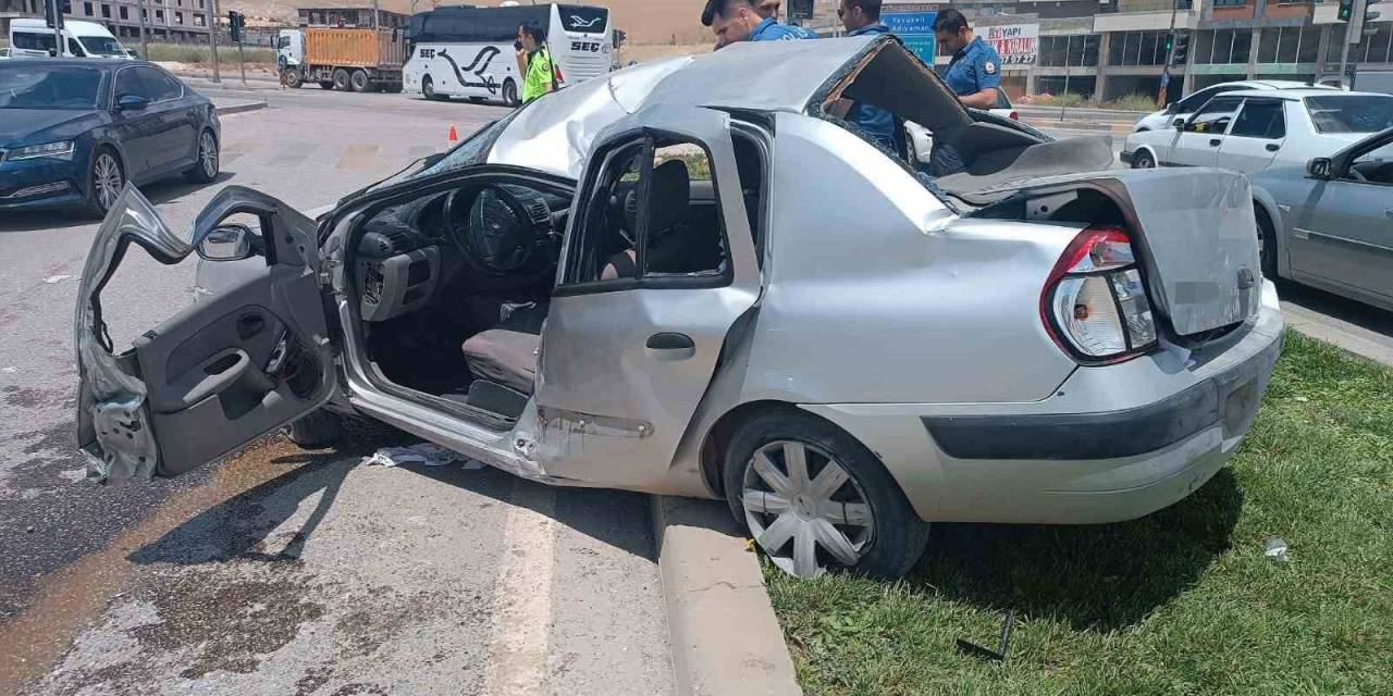 Savrulan Otomobil Takla Atarak Durabildi: 4 Yaralı
