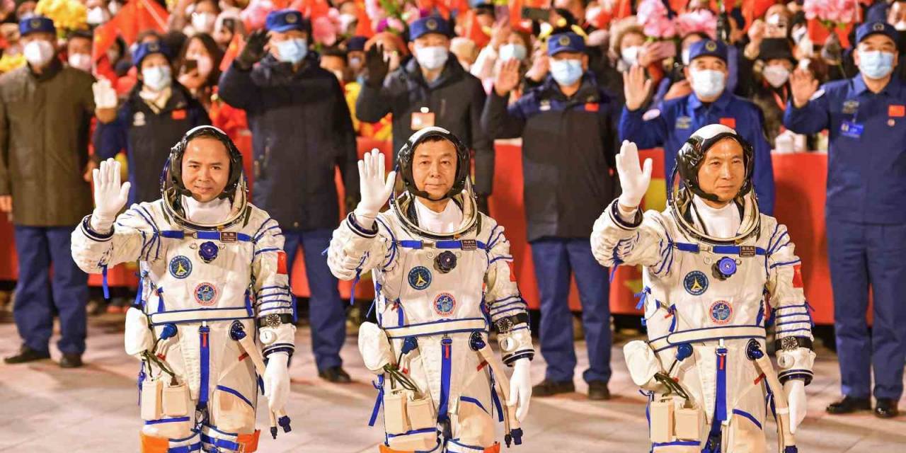 Çinli Astronotlar 6 Ay Sonra Dünyaya Döndü