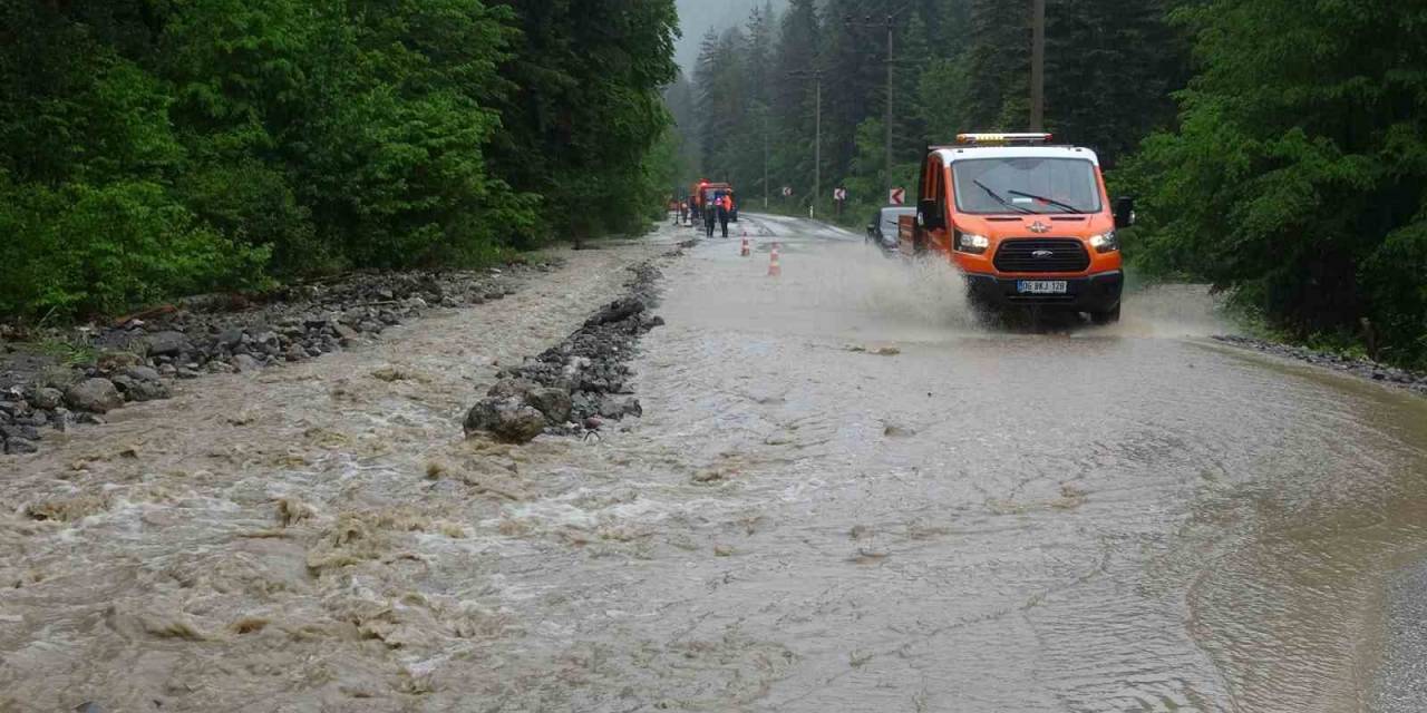 Bolu’da Dereler Taştı: Yollarda Göçükler Meydana Geldi