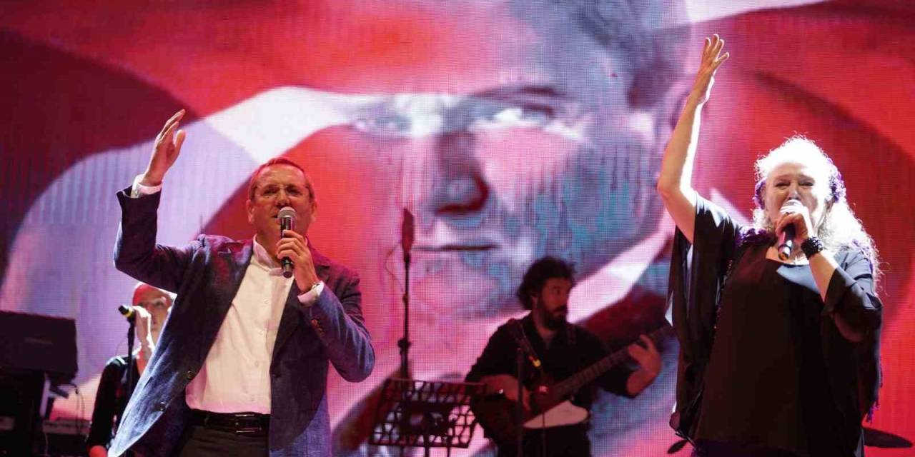 Teferic Şenlikleri’nde Suzan Kardeş Ve Mesut Ergin’den İzmir Marşı Sürprizi