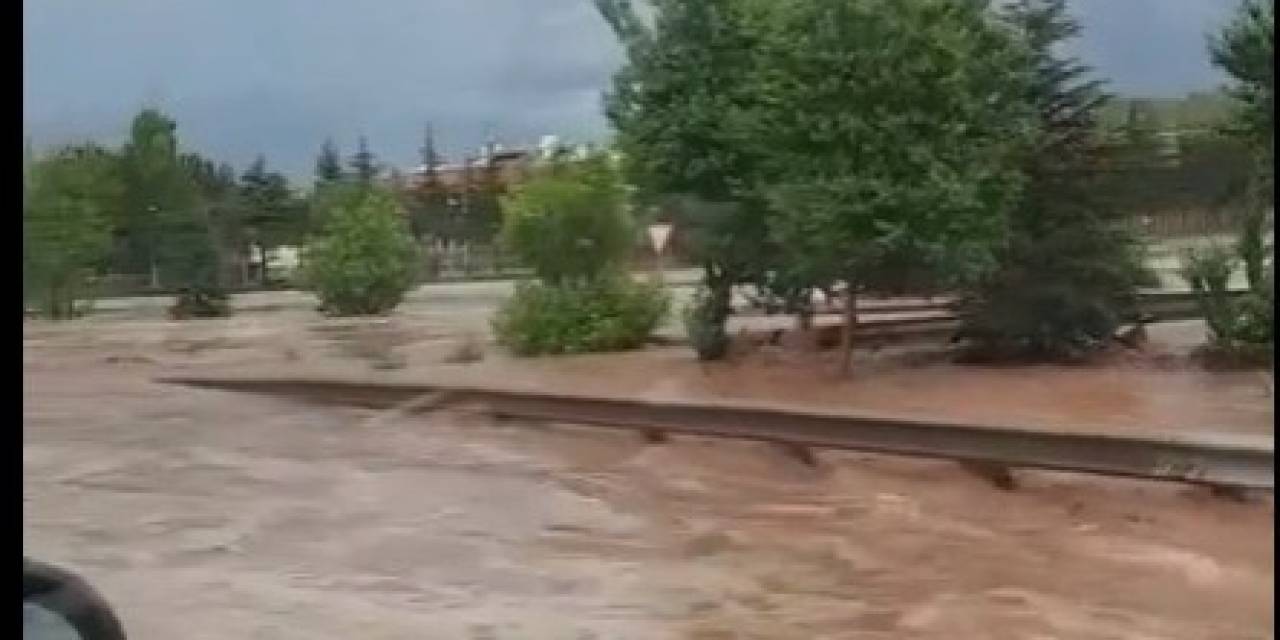 Ankara’da Hayatı Felç Eden Yağışlar Yolları Nehre Çevirdi