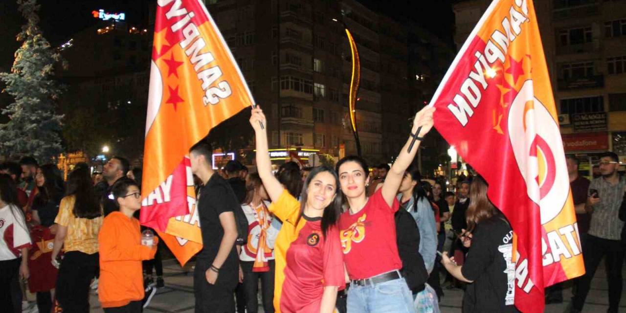 Galatasaraylı Taraftarların Derbi Ve Şampiyonluk Kutlaması