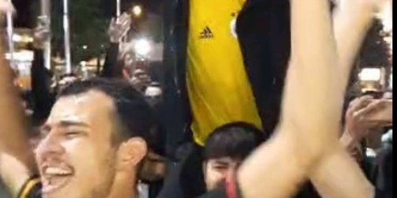 Galatasaray Derbi Galibiyetini Ezeli Rakipleriyle Kutladı