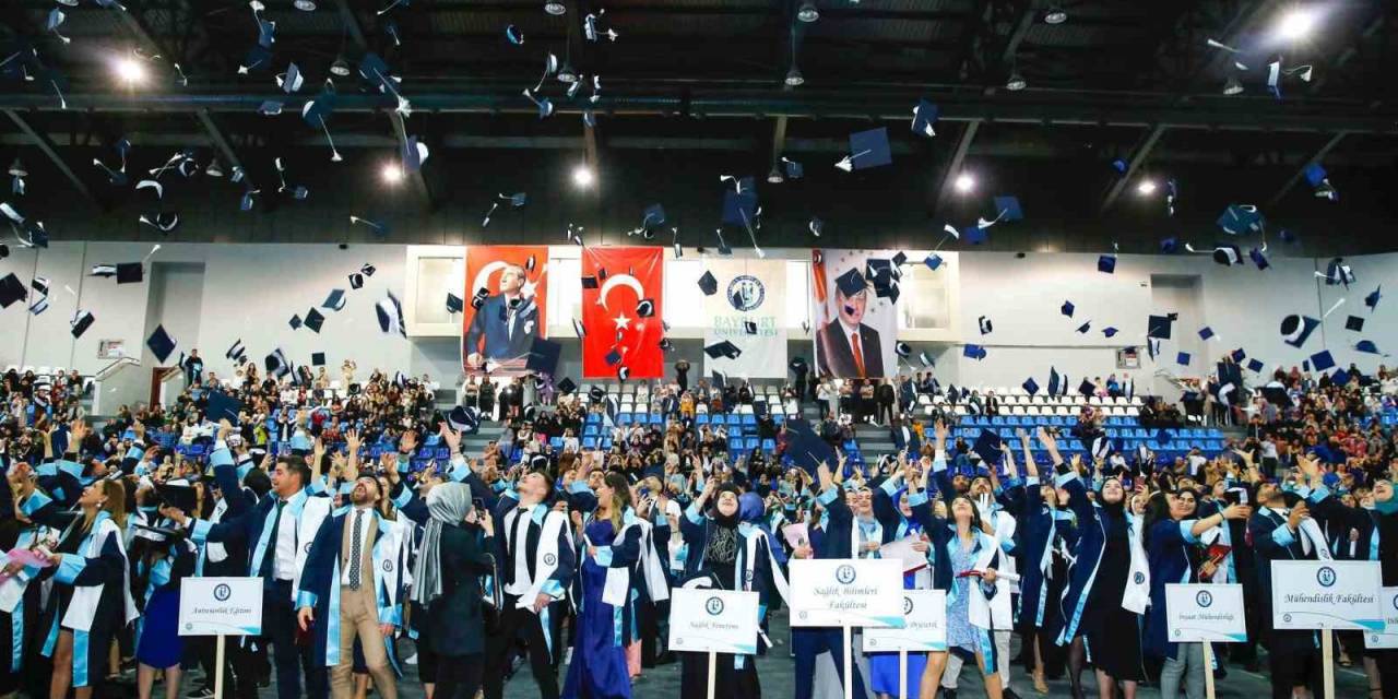Bayburt Üniversitesinde Mezuniyet Coşkusu
