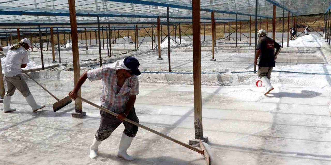 Evliya Çelebi’nin Övgüyle Bahsettiği Alanda 3 Bin Yıldır Su Ekip Tuz Üretiyorlar
