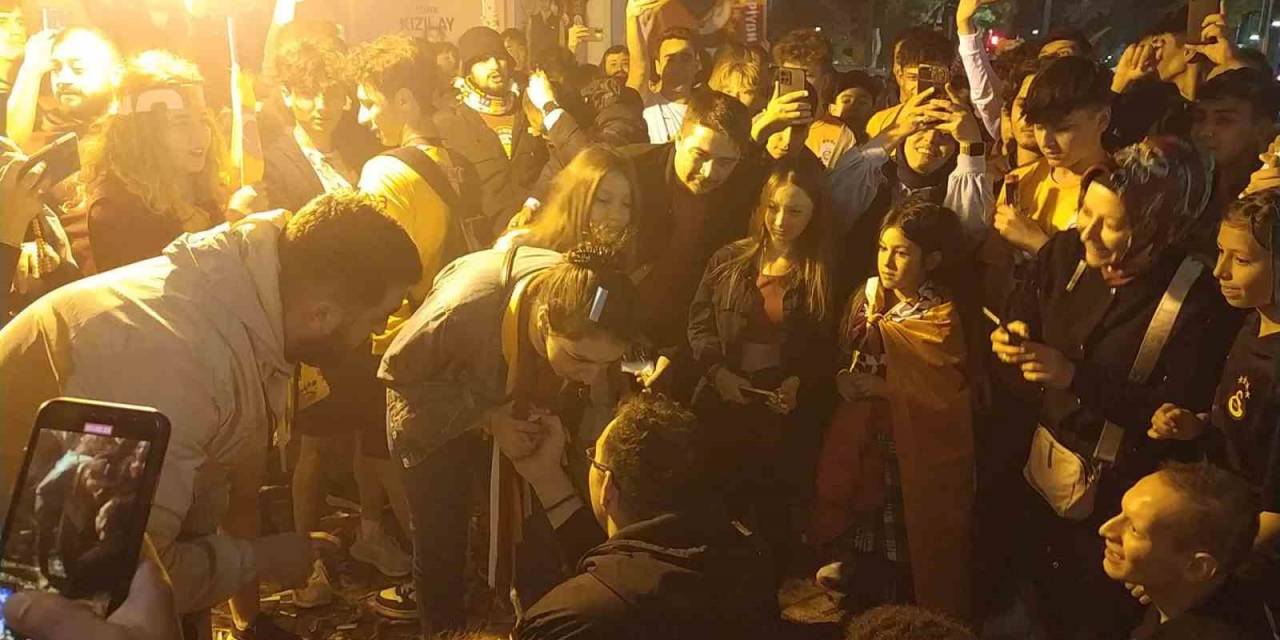 Şampiyonluk Kutlamasında Sürpriz Evlilik Teklifi