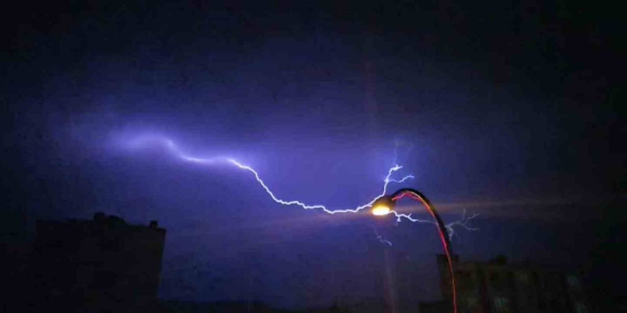 Bitlis’te Şimşekler Geceyi Gündüze Çevirdi