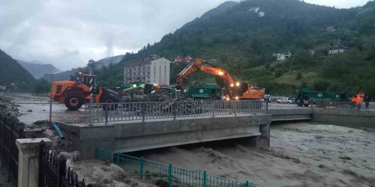 Sel Tehlikesi Yaşayan İlçede Okullar Tatil Edildi