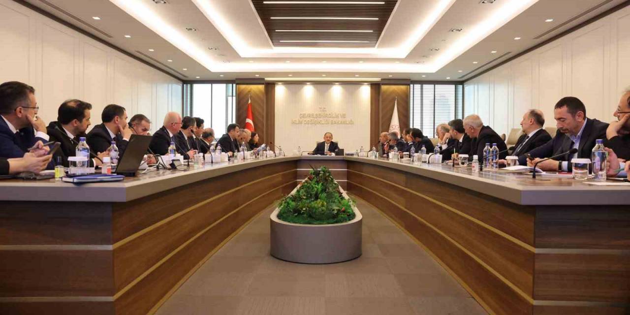 Bakan Özhaseki, Bakanlık Bürokratlarıyla İlk Toplantısını Gerçekleştirdi