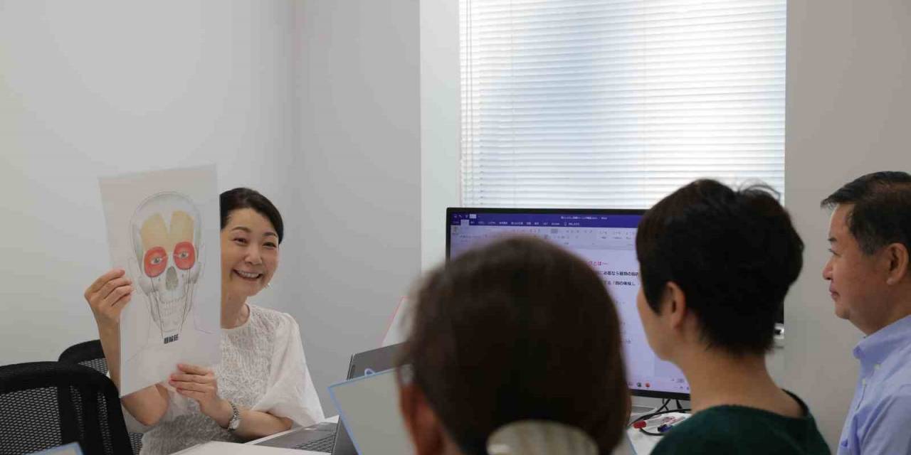 Japonya’da Gülümsemeyi Unutanlar Eğitim Alıyor