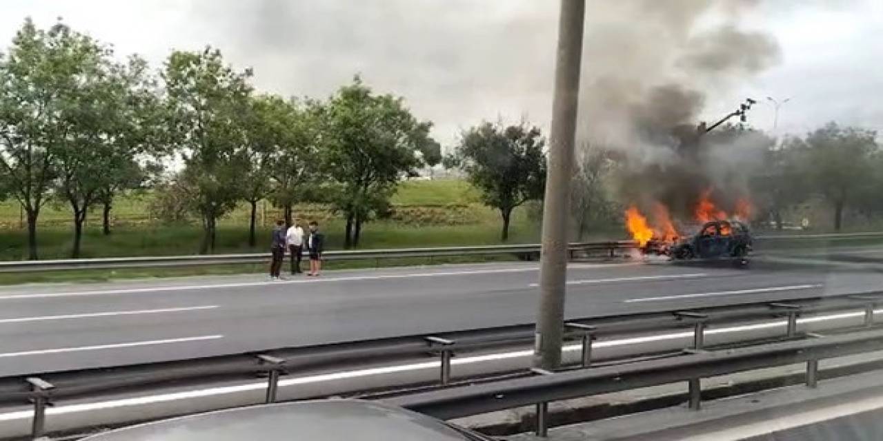 E80 Karayolu’nda Seyir Halindeki Araç Alev Alev Yandı