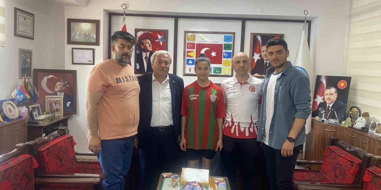 Taekwondo Şampiyonunu Makamında Ağırladı