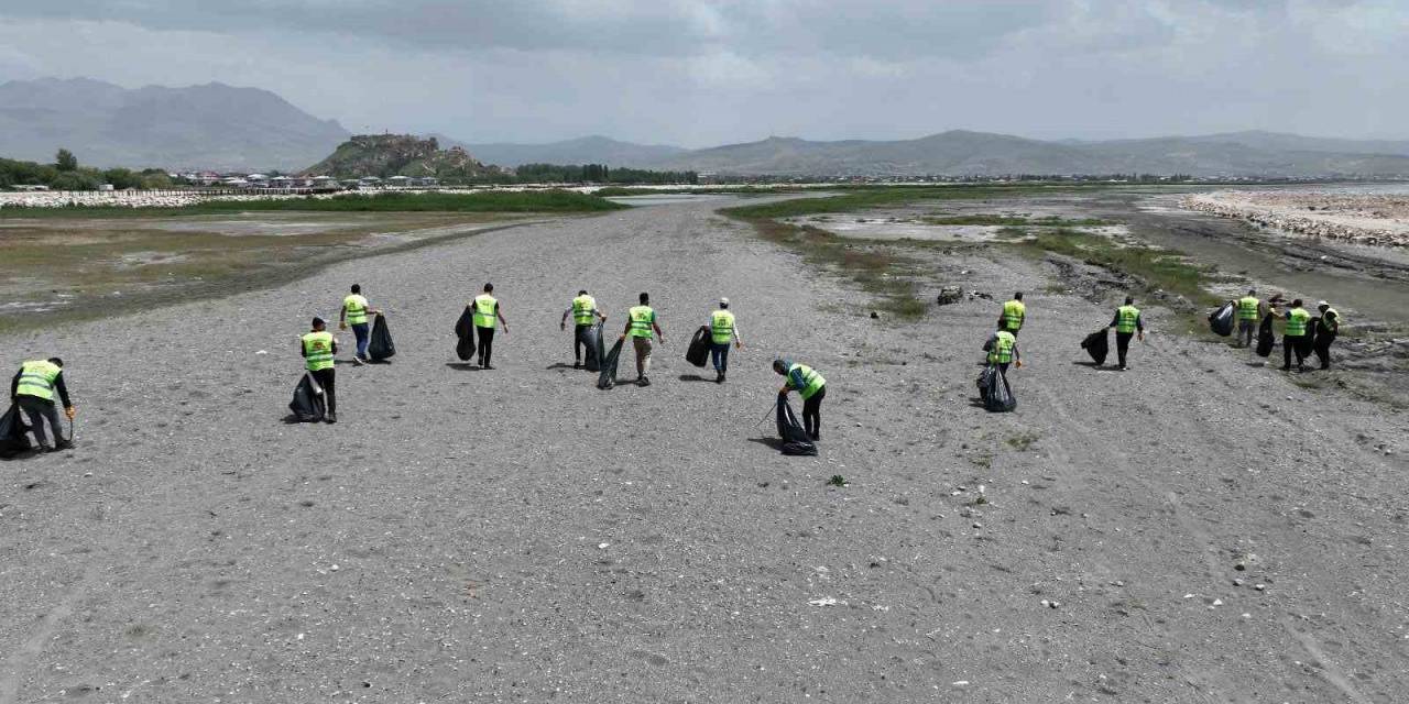 Van Gölü Sahilinde Çevre Temizliği