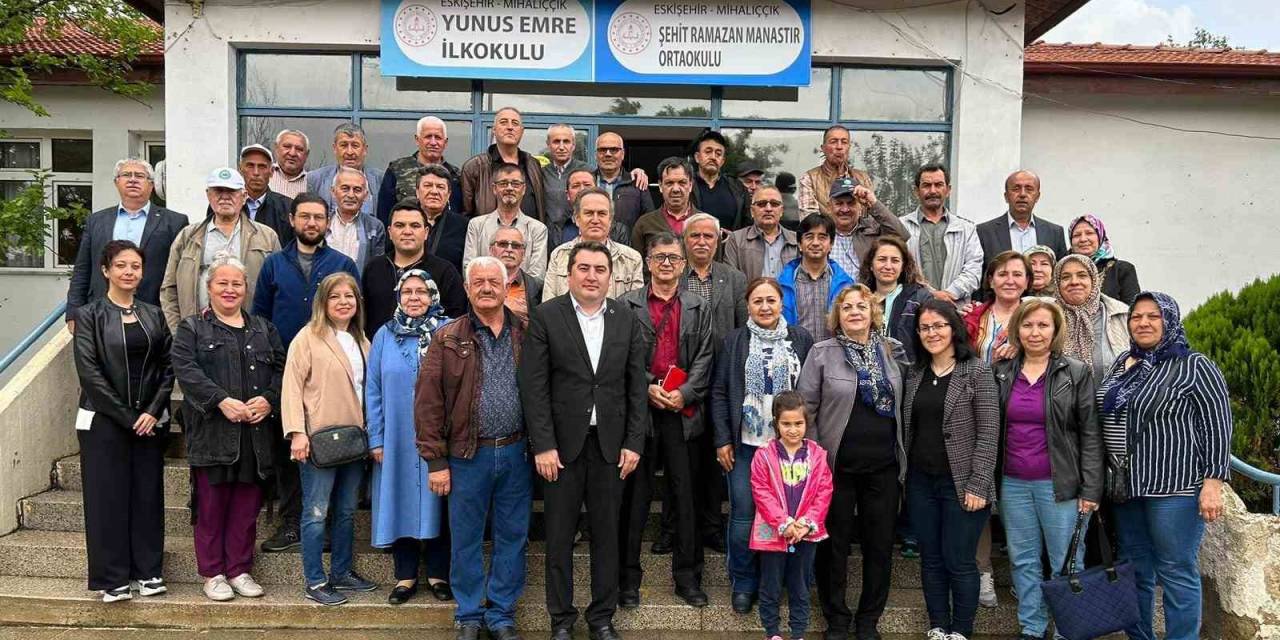 Yunus Emre İlkokulu’ndan 47 Yıl Önce Mezun Olan Öğrenciler Bir Araya Gelip Hatıra Ormanı Açtı