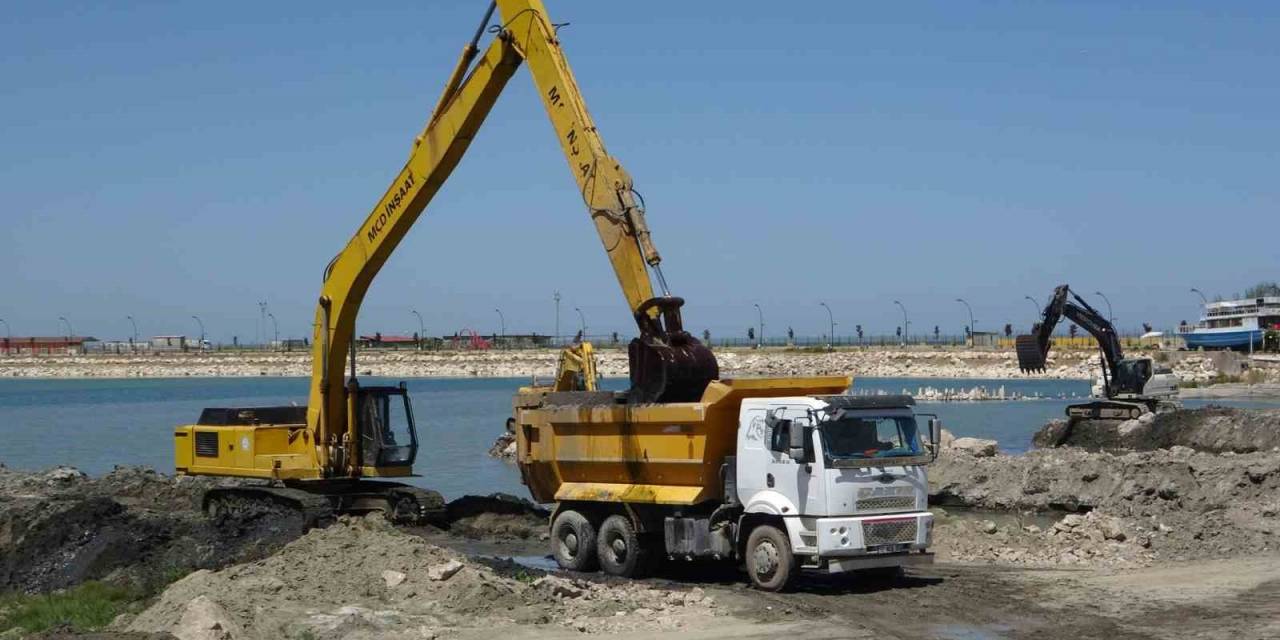 Van Gölü’nden 2 Milyon 700 Bin Metreküp Çamur Çıkartılacak