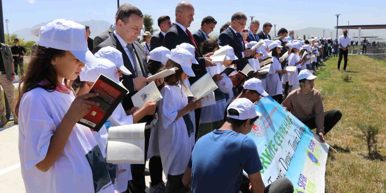 Van Gölü Sahilinde Temiz Bir Çevre İçin Kitap Okudular
