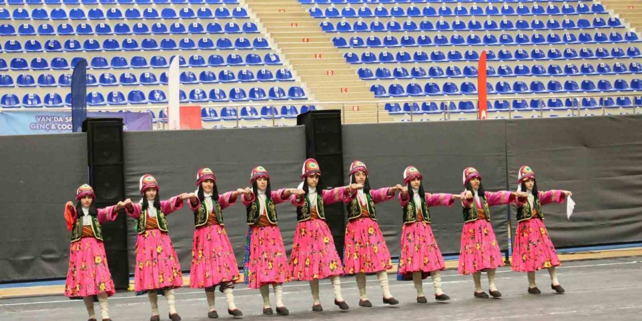 Van’da Kulüplerarası Halkoyunları Yarışması Sona Erdi