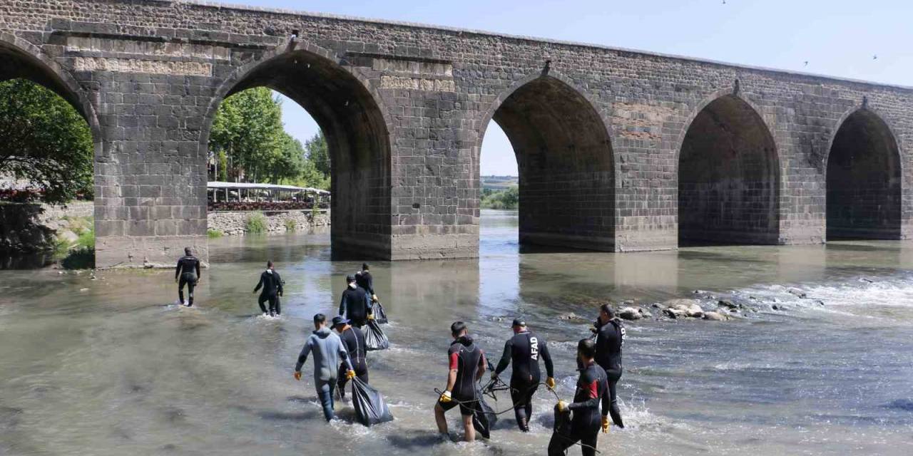 Dicle Nehri’ne Depremde Hayatını Kaybedenler İçin ‘vefa’ Çelengi Bırakıldı