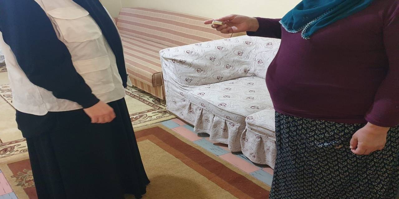 Yetimler Vakfı, Elazığ’da Ev Borcu Olan İki Yetim Aileye Altın Yardımında Bulundu