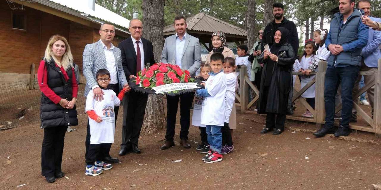 Depremde Hayatını Kaybedenler İçin Göle Çelenk Bırakıldı