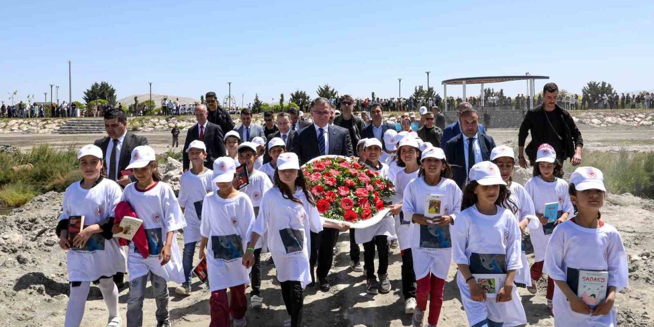 Depremde Hayatını Kaybedenler Anısına Van Gölü’ne Çelenk Bırakıldı