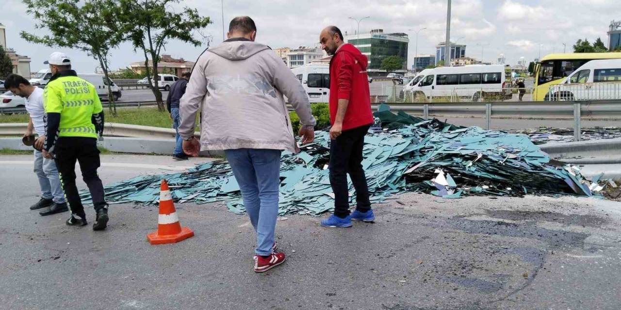 Maltepe’de Kamyonet Yan Yattı, Camlar Yola Savruldu