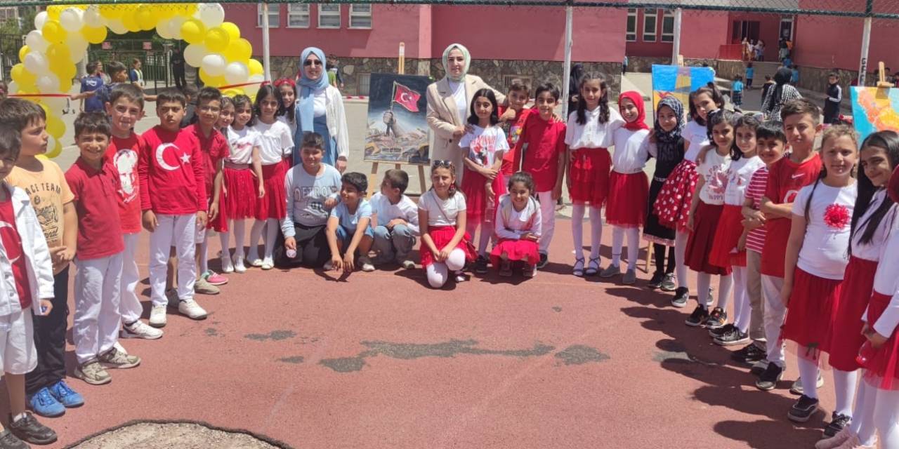 Bingöl’de İlkokul Öğrencileri Resim Sergisi Açtı
