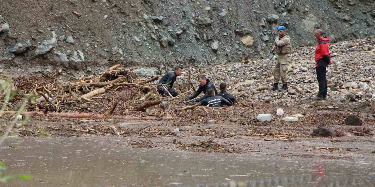 Amasya’da Selde Kaybolan İki Kişiden Birinin Cesedi Bulundu