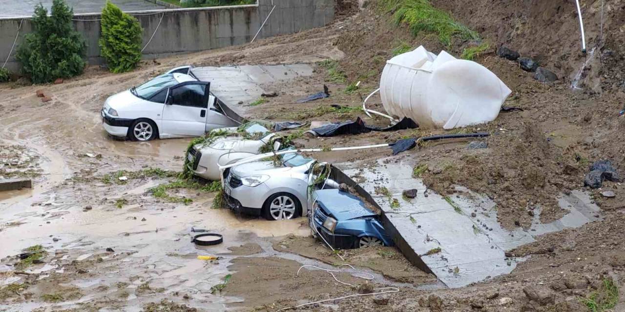 Samsun’da İstinat Duvarı 5 Aracın Üzerine Devrildi: Olay Anı Kamerada