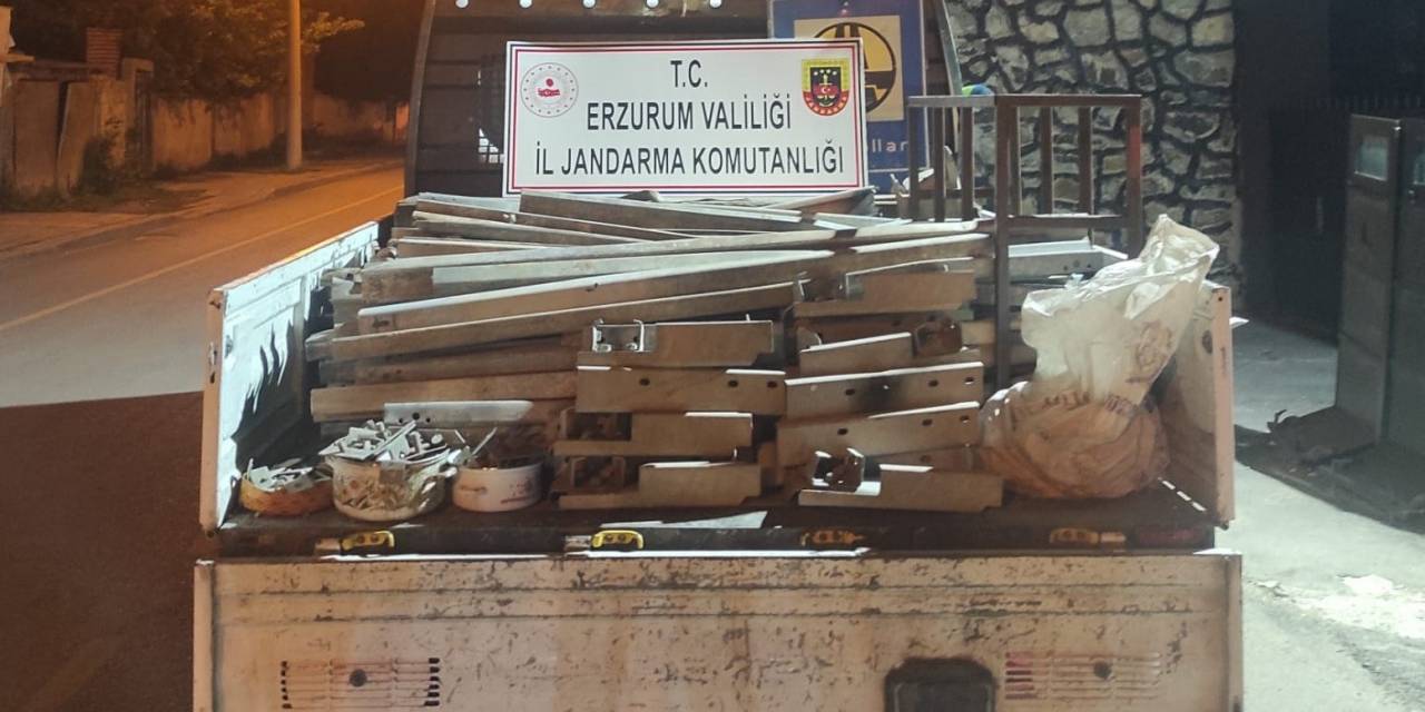 Karayollarına Ait Bariyeleri Çalan Hırsızlara Jandarma’dan Suçüstü
