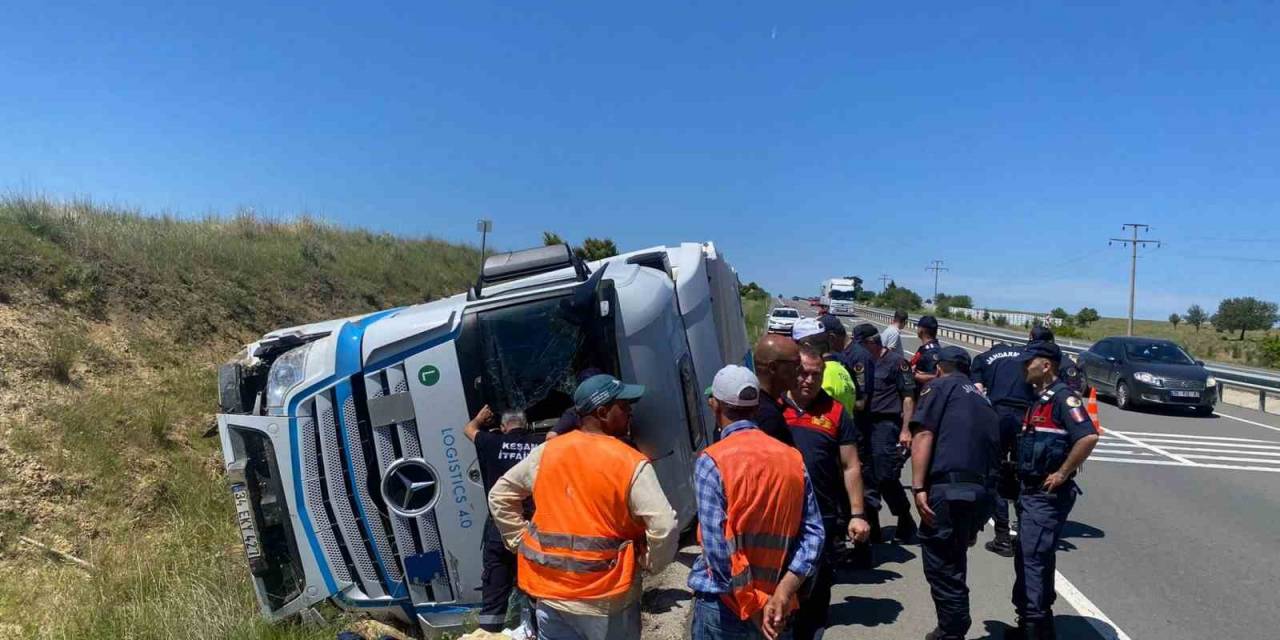 Keşan’da Yan Yatan Tırın Sürücüsü Hayatını Kaybetti