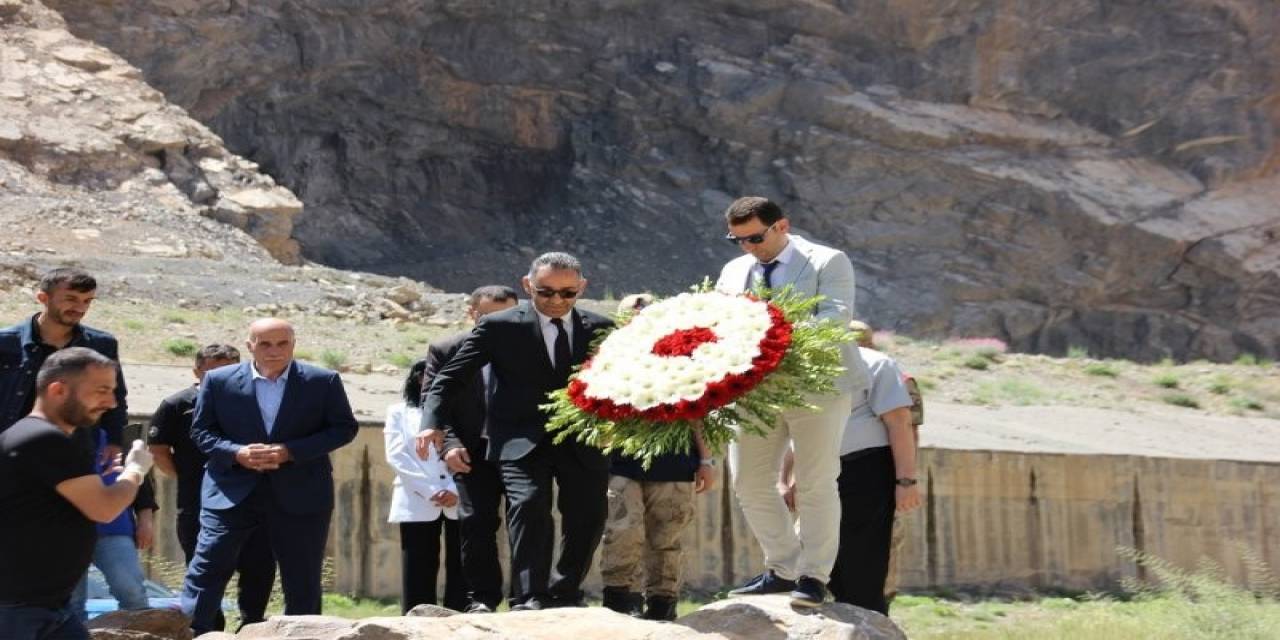 Depremde Hayatını Kaybedenlerin Anısına Zap Suyu’na Çiçek Bırakıldı
