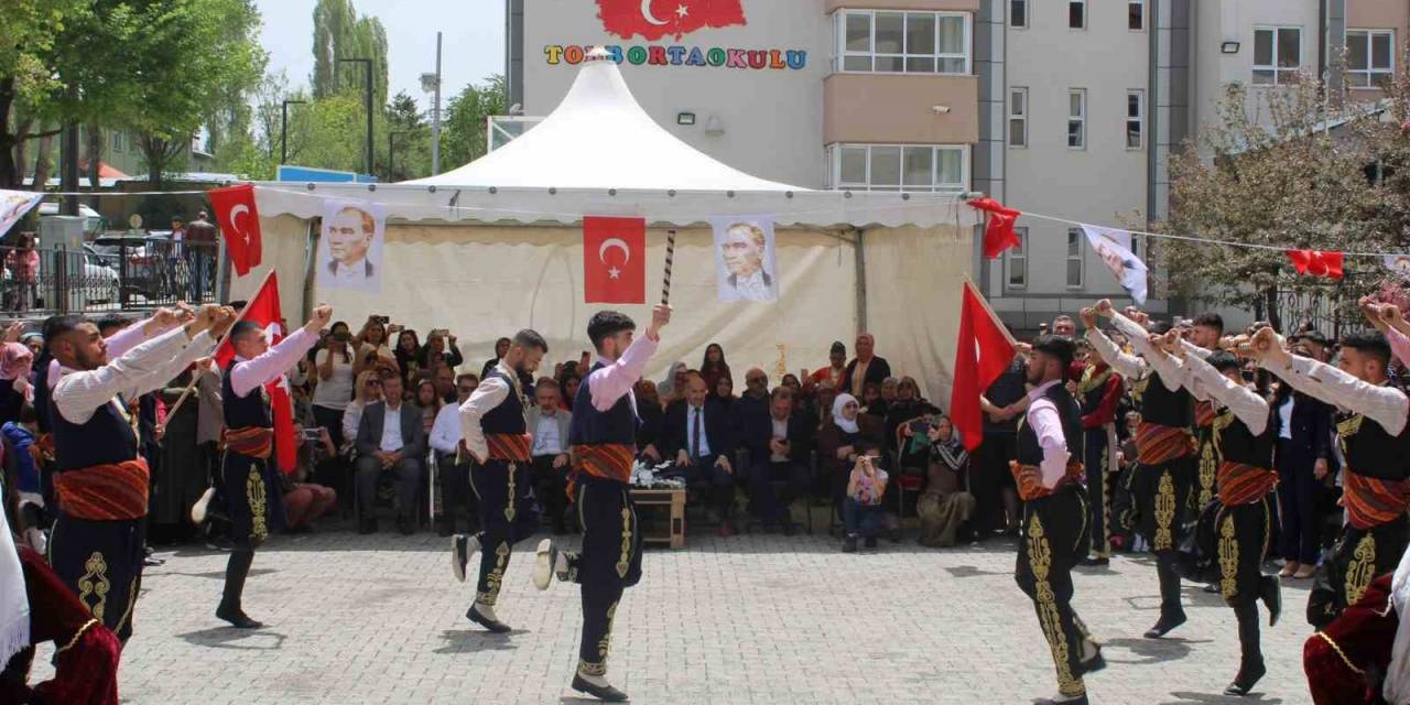 Bir Yıllık Emeklerini Sergilediler