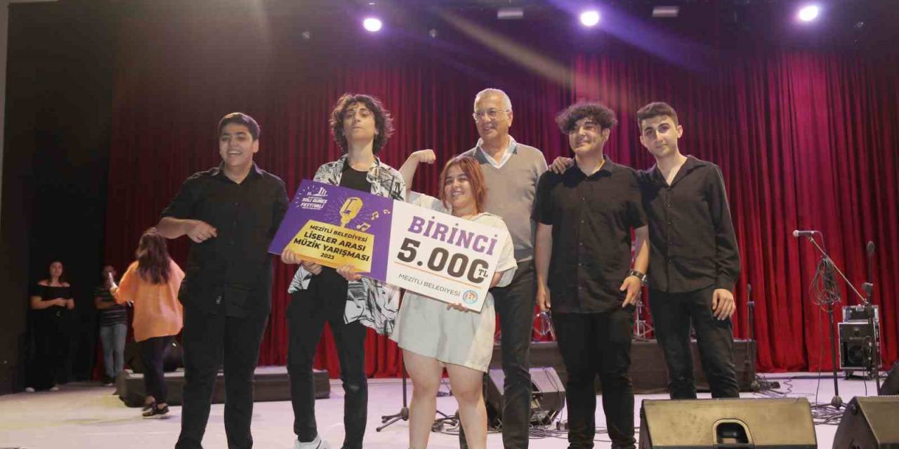 Liseler Şarkılarıyla Yarıştı