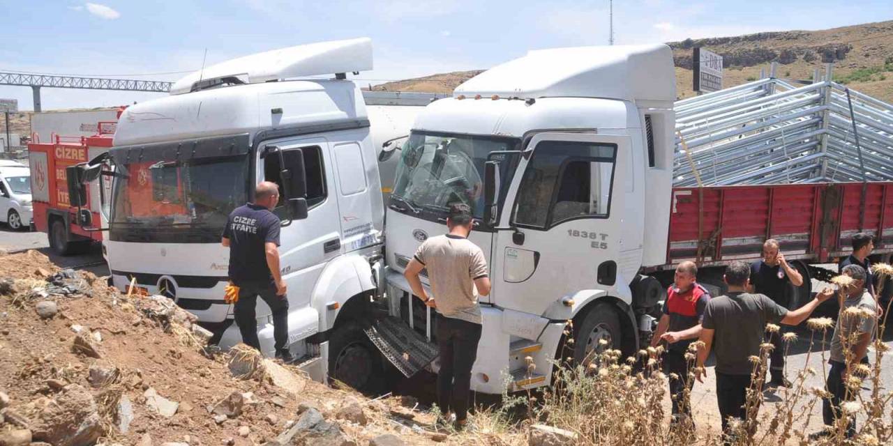 Cizre’de Tırlar Çarpıştı: 2 Yaralı