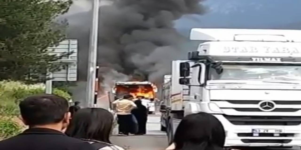 Adana’da Seyir Halindeki Otobüste Yangın Çıktı