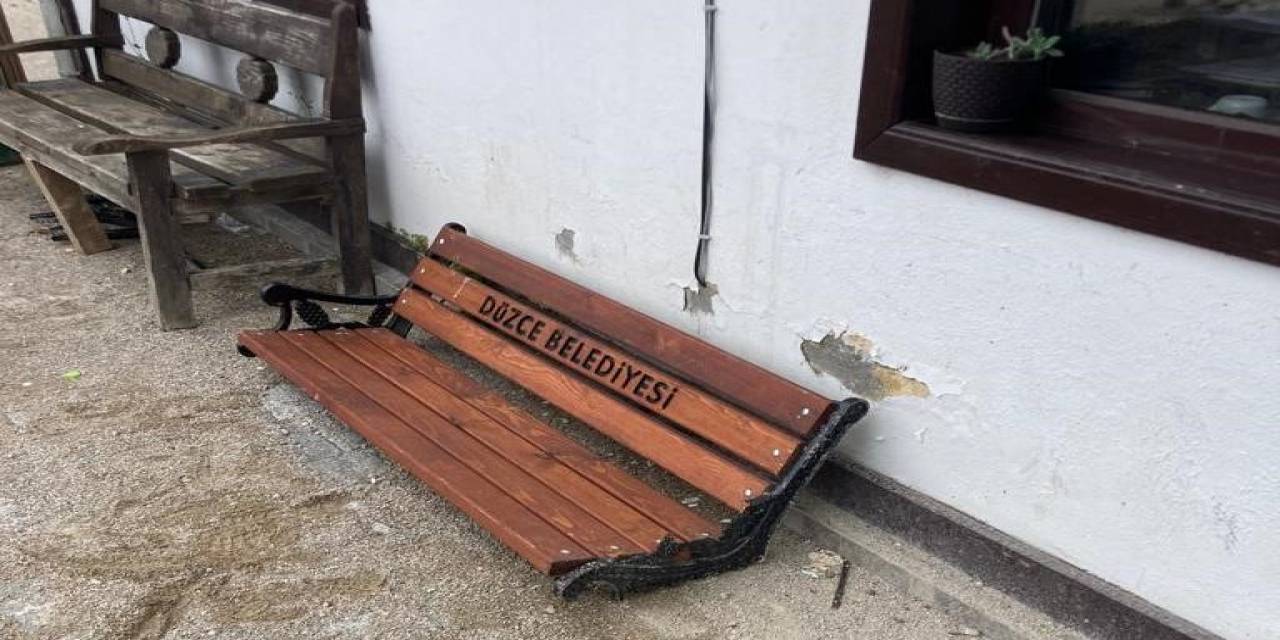 Yeni Yapılan Parkın Bankları Bu Hale Getirdiler
