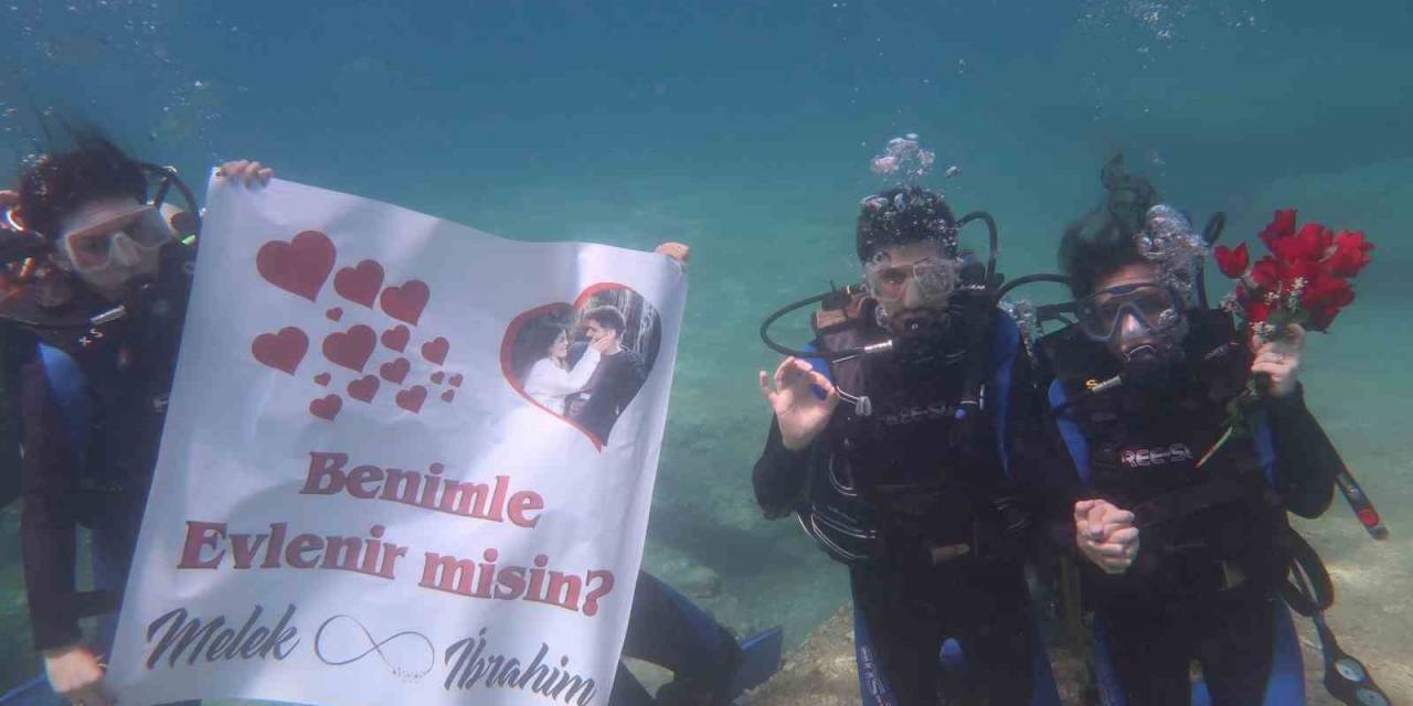 Fethiye’de Deniz Altında Afişli Evlilik Teklifi
