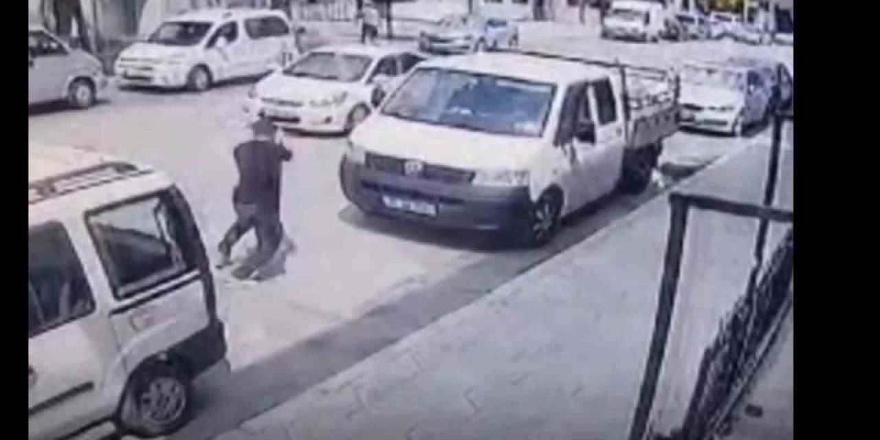 İzmir’de Sokak Ortasında Silahlı Pusu